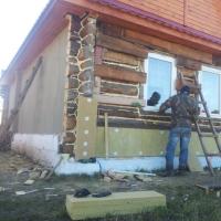 Care este cel mai bun mod de a acoperi exteriorul caselor din lemn?
