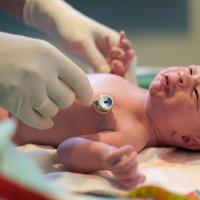 Normalno povečanje telesne mase novorojenčka med letom