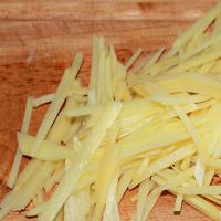 Рецепти за вкусни салати с пържени картофени лентички