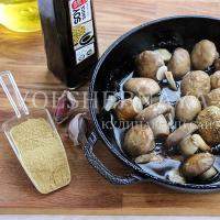 Як смажити картоплю на сковороді з цибулею, грибами чи м'ясом?