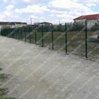 Technology for installing a fence made of metal mesh