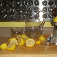 Cum să stoarceți o lămâie: sfaturi și metode Cum să stoarceți sucul dintr-o lămâie acasă